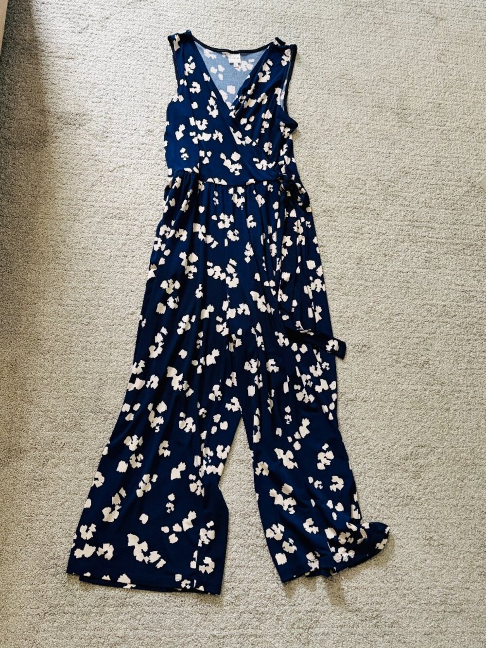Kaileigh Navy & Beige Sleeveless Surplice Cropped Jumpsuit, Size S, Like New